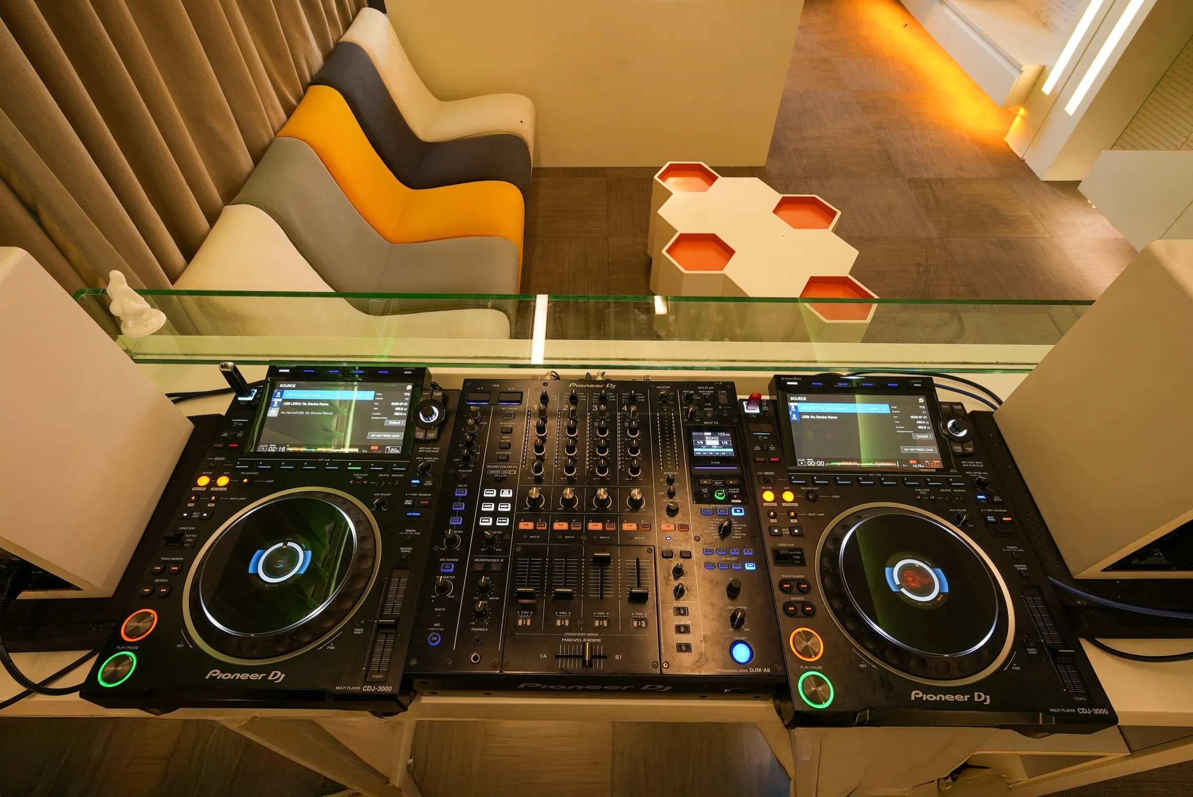 AXIOM stüdyosundaki DJ performans alanı.